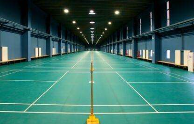  What characteristics should be considered for badminton floor quality?